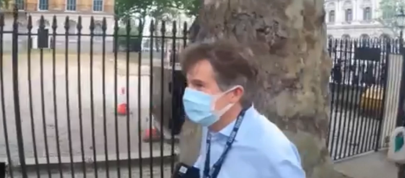 Βρετανία: Διαδηλωτές κατά του lockdown πήραν στο κυνήγι δημοσιογράφο του BBC - Τον φώναζαν «προδότη» (βίντεο)